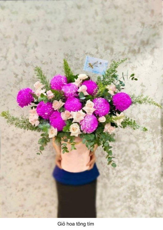 có thể kết hợp với giỏ hoa màu tím 