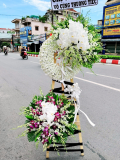 Đặt Kệ Hoa Chia Buồn Hiện Đại